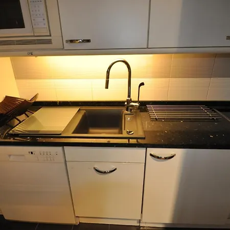 Pool Metro Garage ליסבון