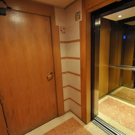 Pool Metro Garage ליסבון